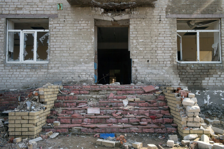 Eingang einer zerstörten Schule